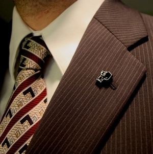 how to wear lapel pin